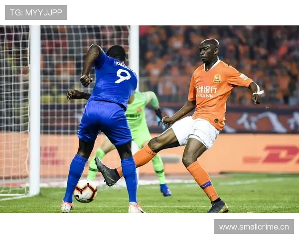 凯恩与本泽马：全能中锋的战术定位与结构差异解析