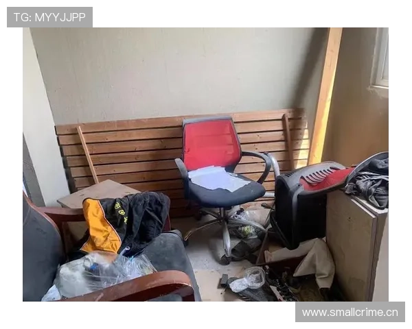 看到保罗·乔治的居家照，人像隔壁大哥，鞋柜却像奢侈品展览